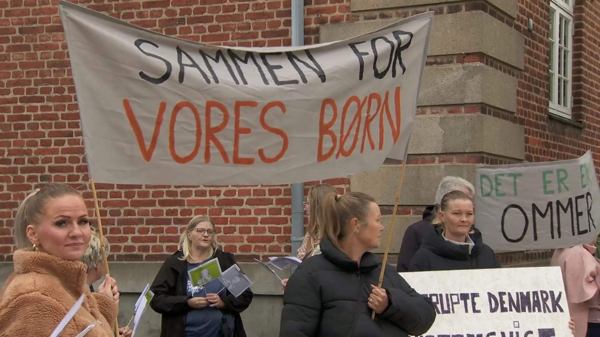 Forældre i demonstration foran rådhuset: 'Luk ikke specialtilbud'