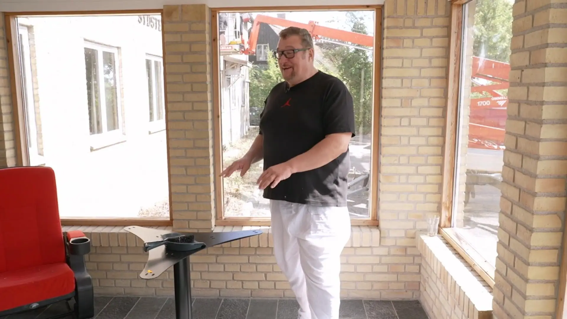 Amin Jensen har købt et hus i provinsen, og det har lært ham noget om københavnere