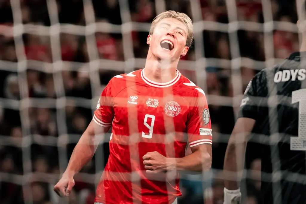Raser efter vildt drama i Parken: Rasmus Højlund tæt på katastrofalt rødt kort - Indkast