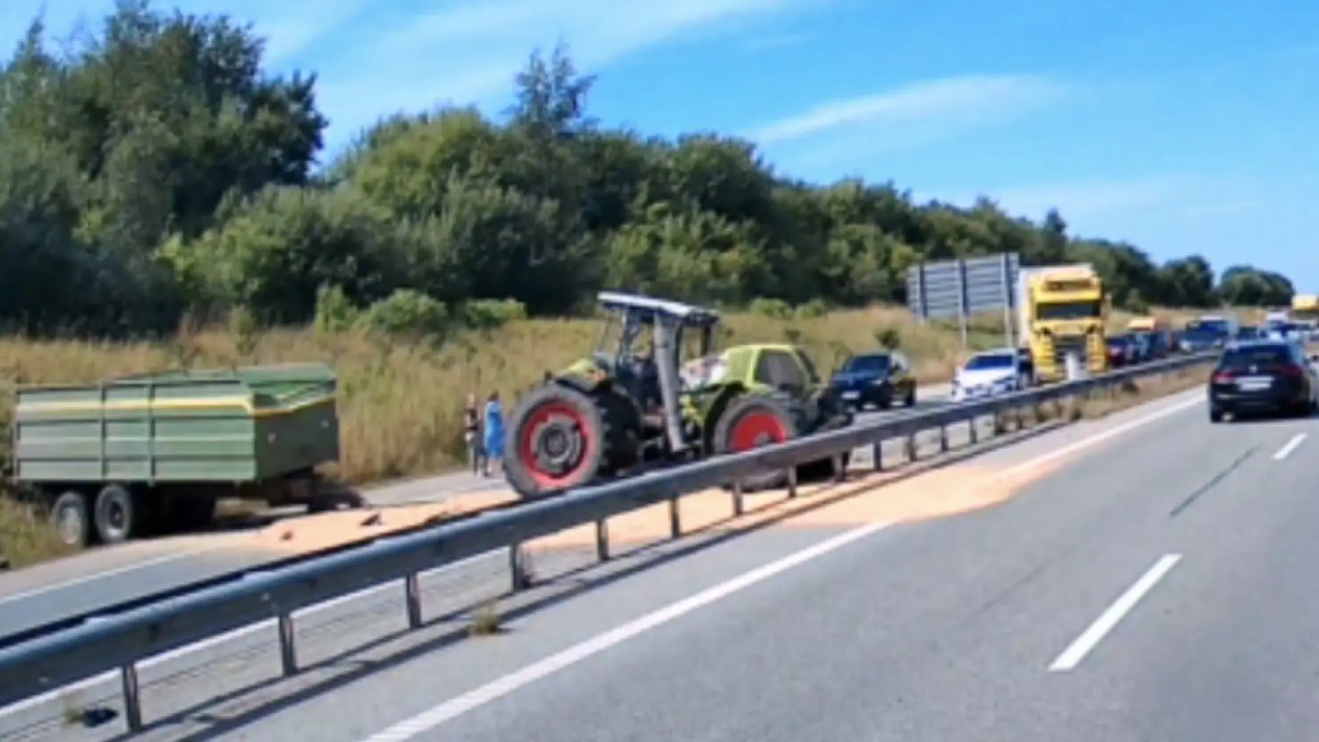 Traktorfører sigtet efter traktor dumpede ned på motorvej og skabte kaos