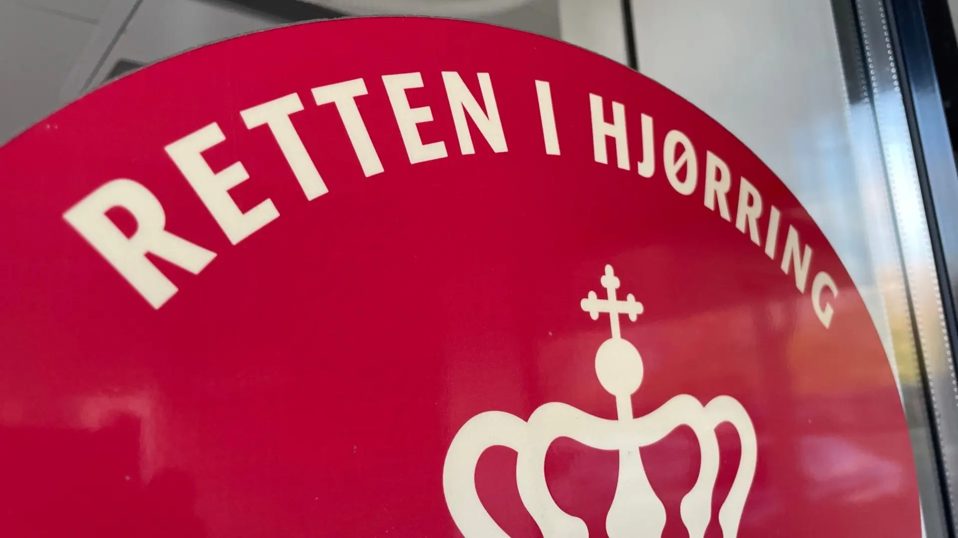 11 mænd trængte ind i hus med knive og slagvåben - nu er tre dømt