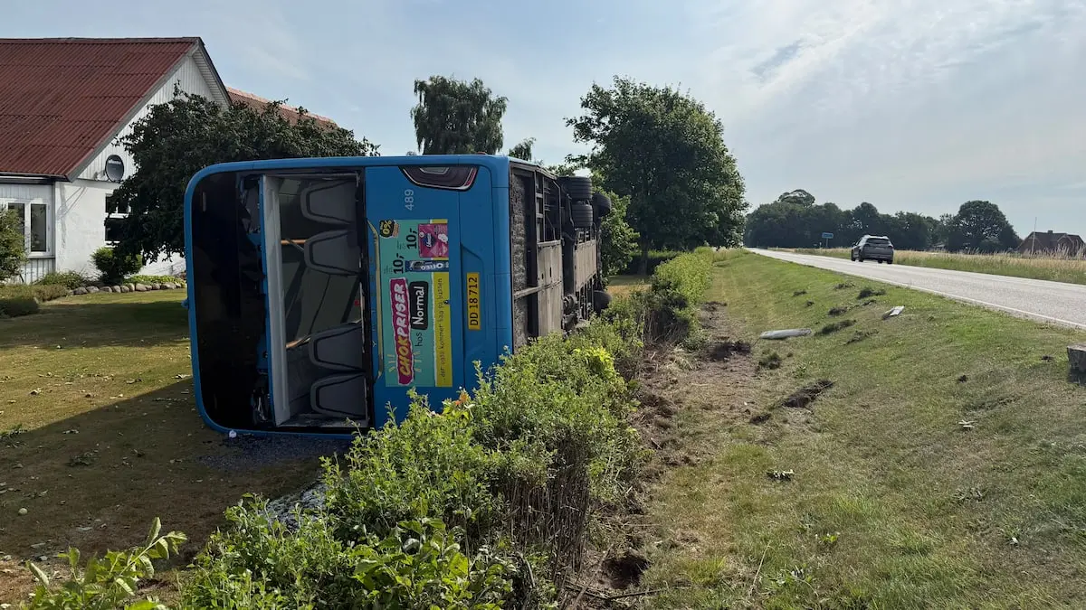 Bus væltet ind i have