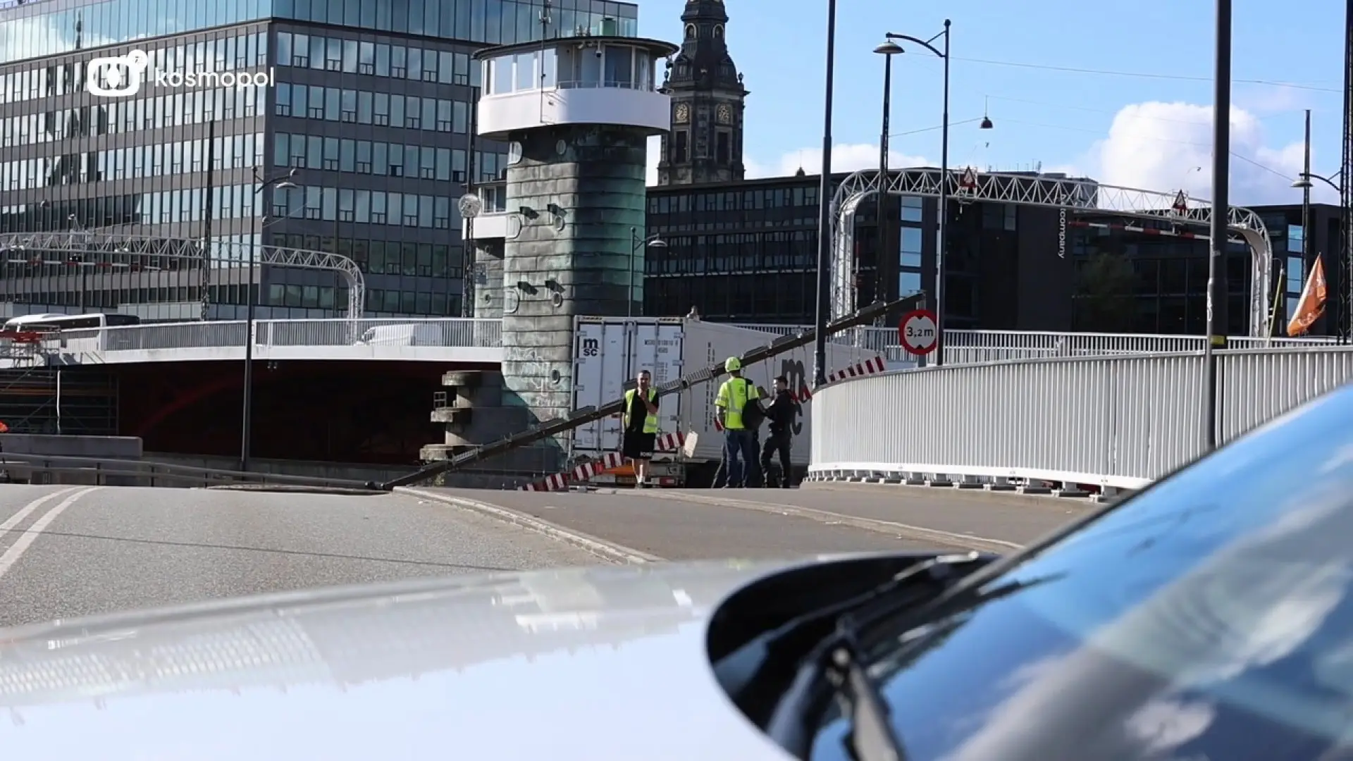 Lastbil flyttet med kran: Nu triller trafikken igen