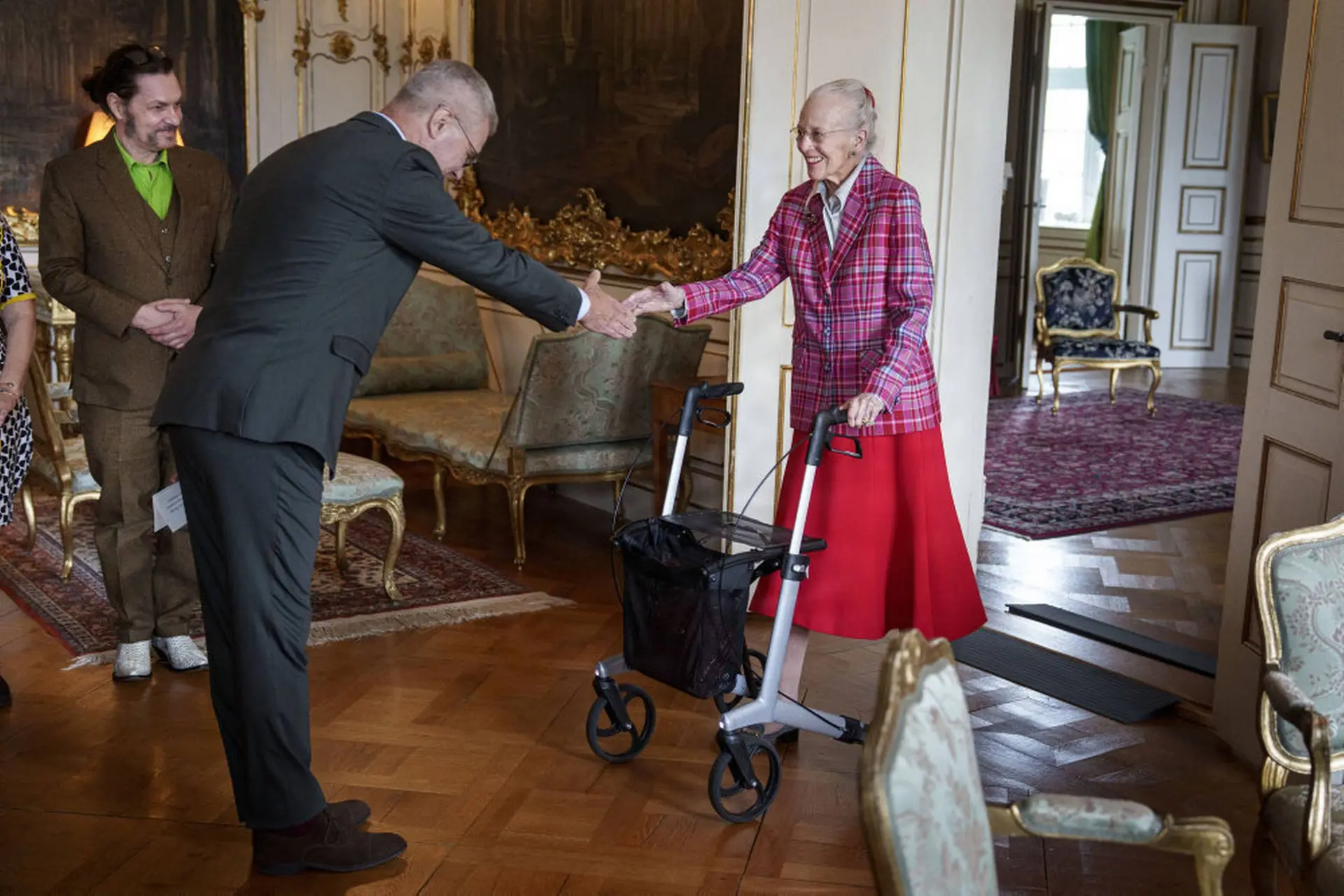 Dronning Margrethe indlagt efter et ildebefindende - Jyllands-Posten