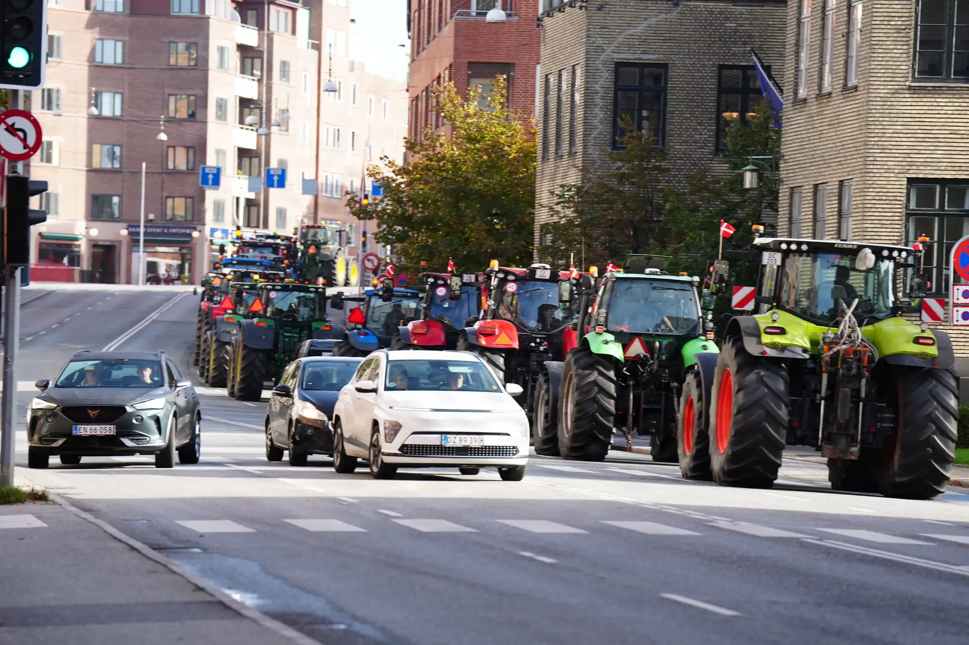 Traktorer triller ind foran S-årsmøde i protest mod ny gødskningslov