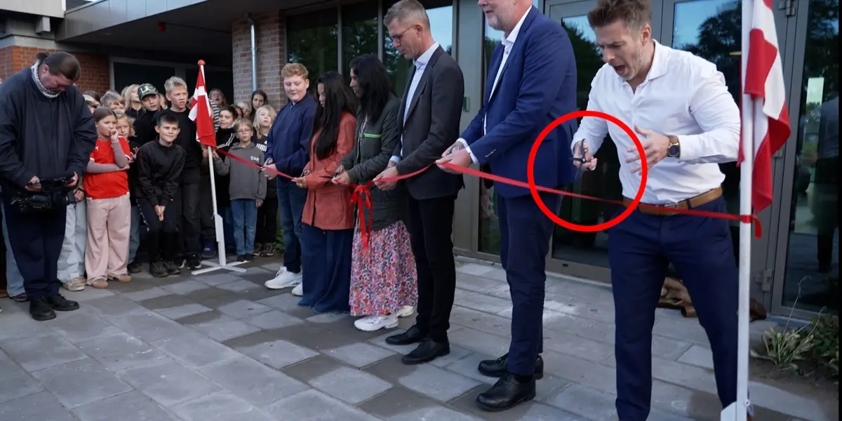 Politiker skulle klippe rød snor - måtte have hjælp