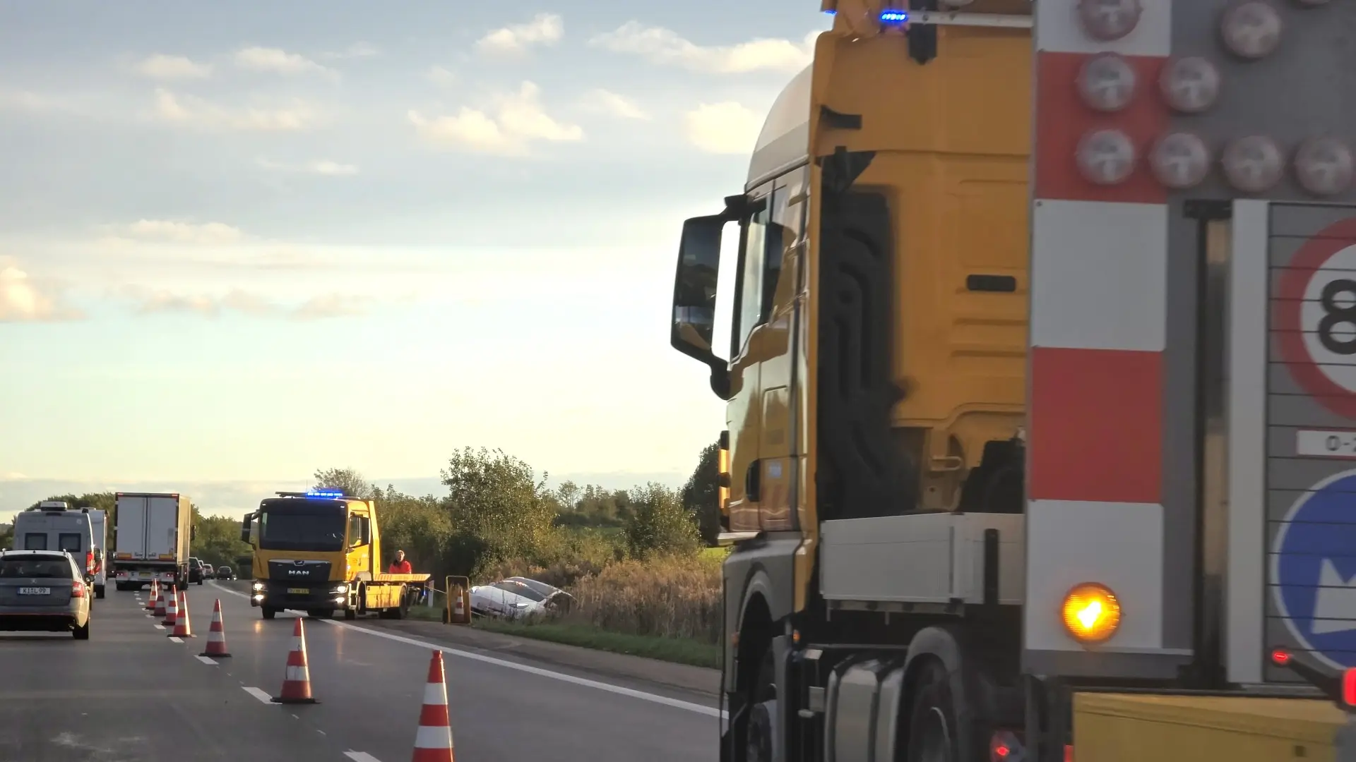 Havareret køretøj spærrer motorvejsspor