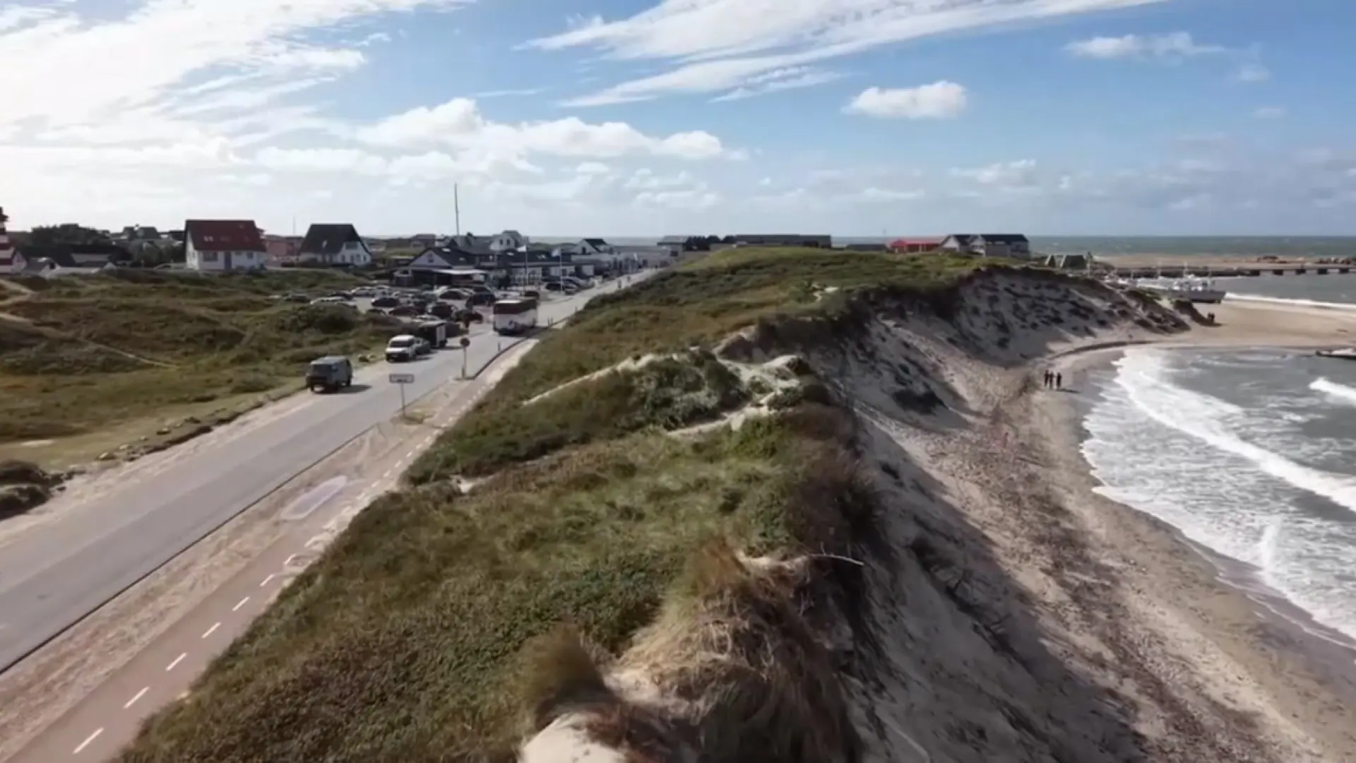 Havet æder af klitterne: Nu er vejen i fare