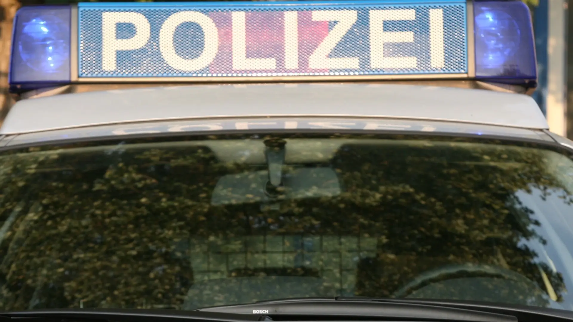 Mercedes eksploderer under brand ved bilforhandler