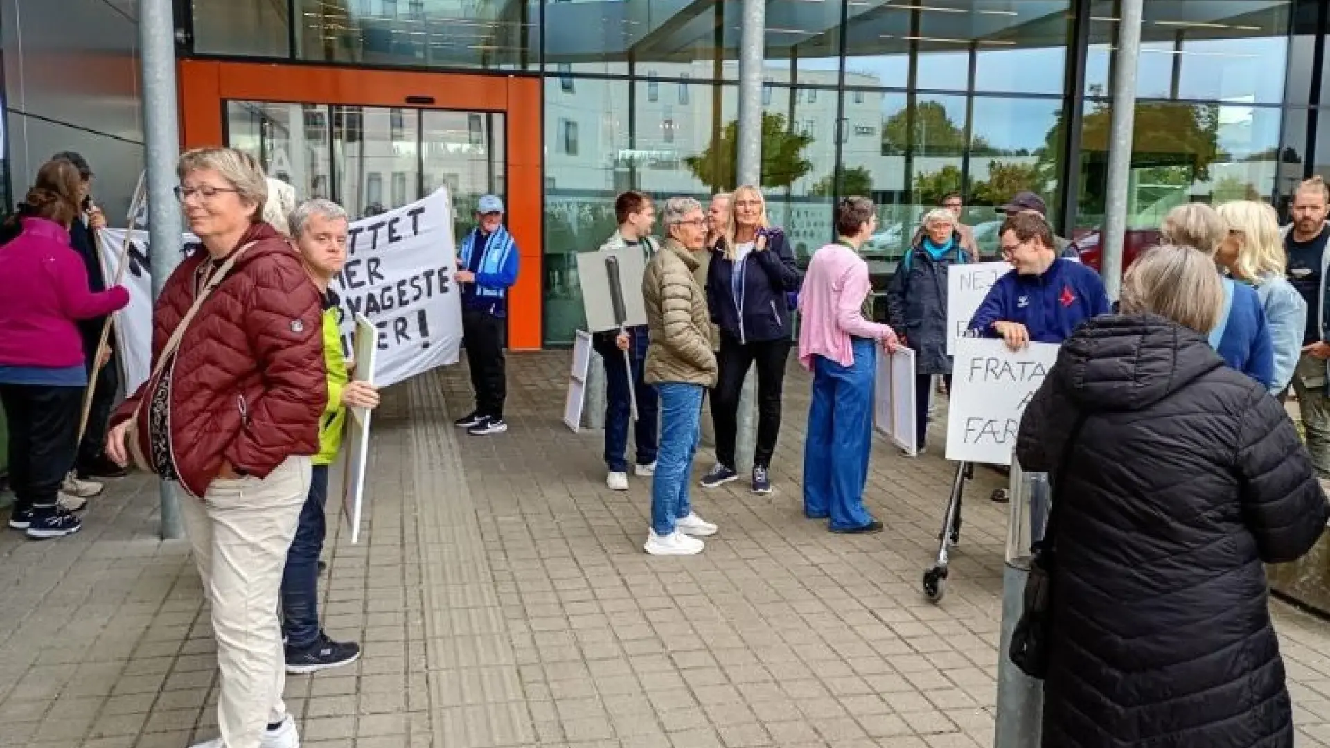 Spontan protest er opstået foran rådhus: Raser over stigende madpris