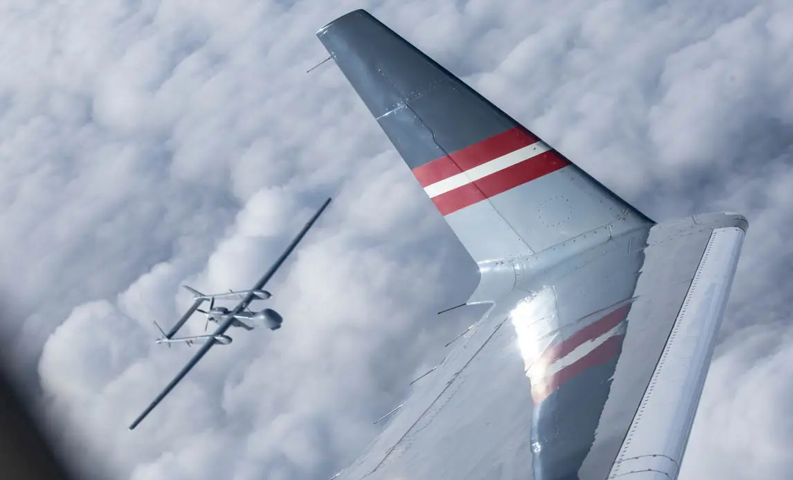 Kig op: Kæmpe militærdrone flyver over Aalborg i dag