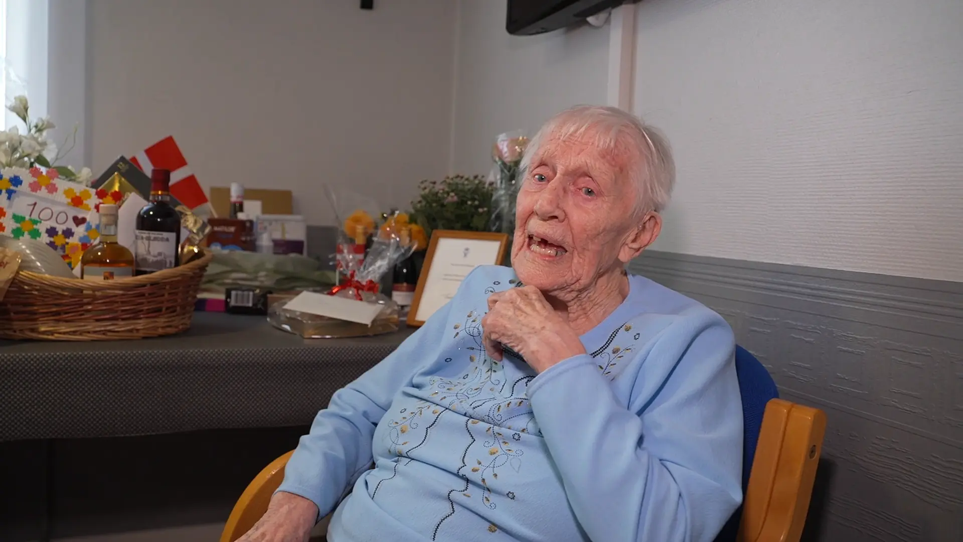 Ellen fylder 100 år med snaps på bordet og munden på gled
