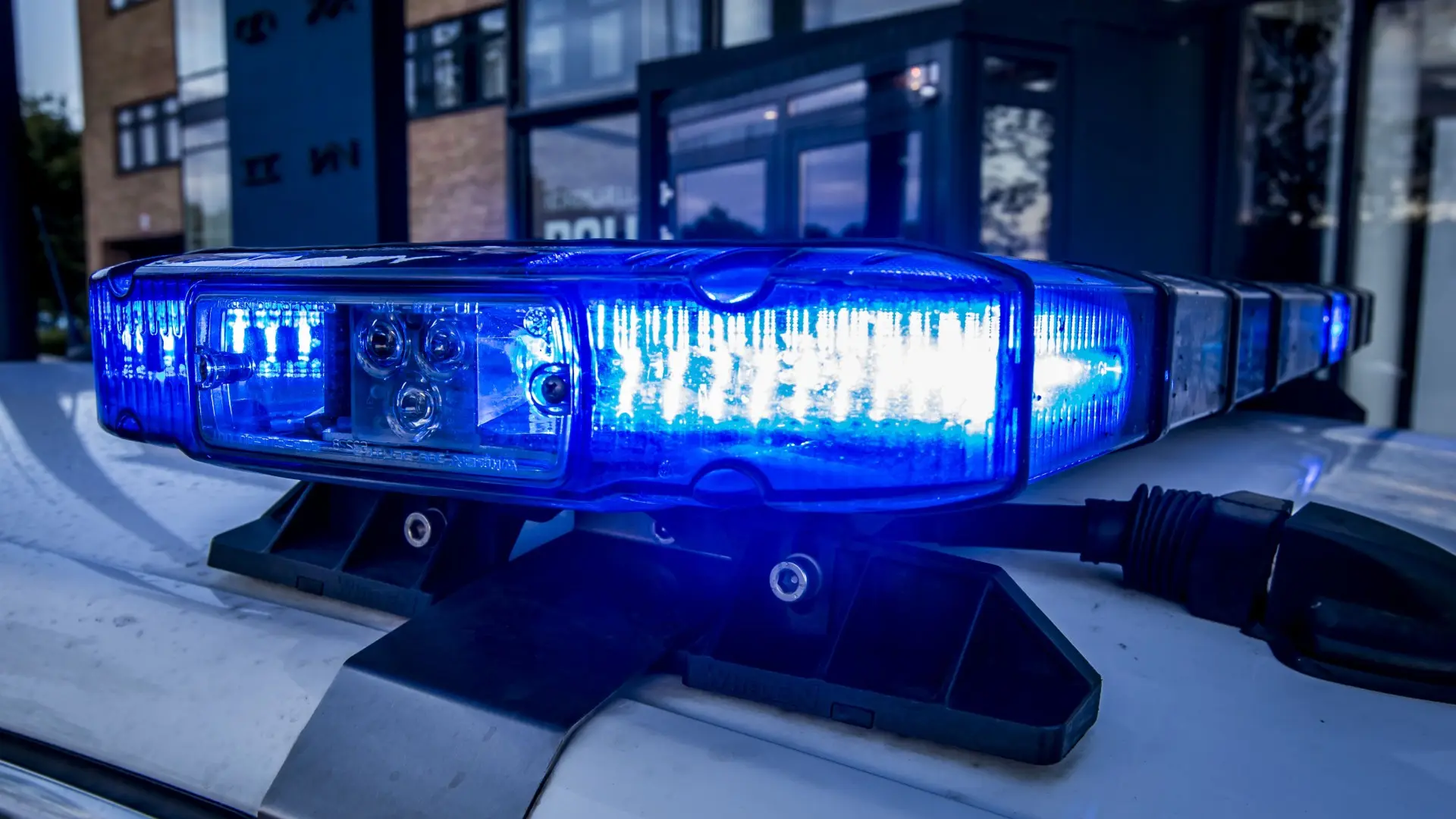 Tyv listede papir over telefon og stjal den med