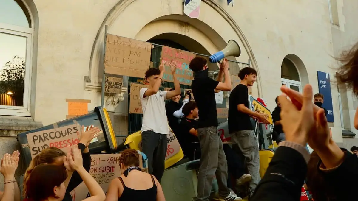 Danske unge havnet midt i fransk studenteroprør: 'Det så sindssygt ud'