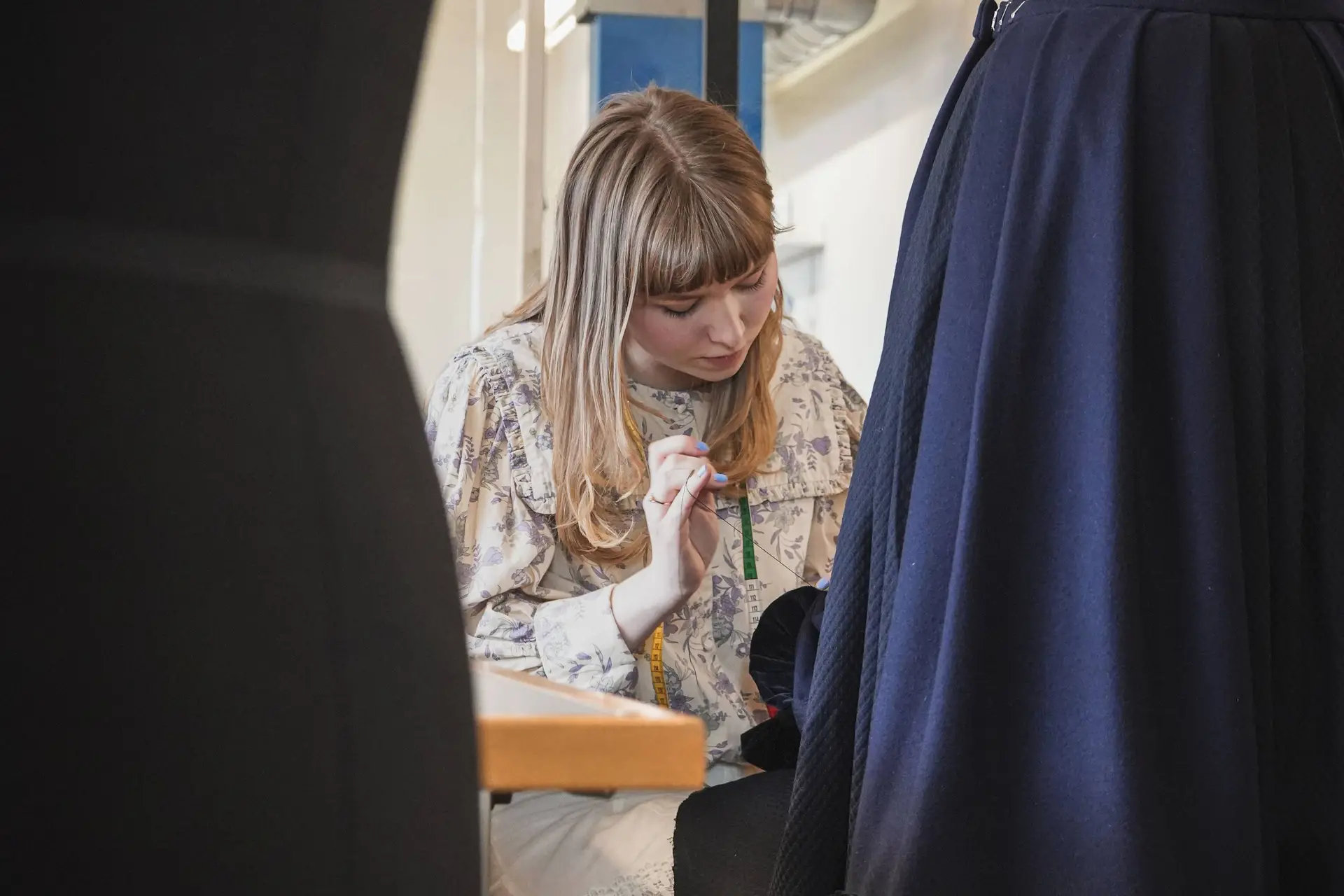 Mille er den første svend fra skræddersalen i Den Gamle By: Historisk korrekte sting sikrede hende svendebrevet - Din Avis