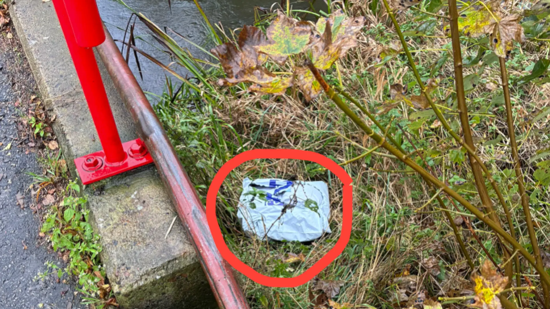 Fragtmand smider spritny pakke ud af vinduet og ned til å