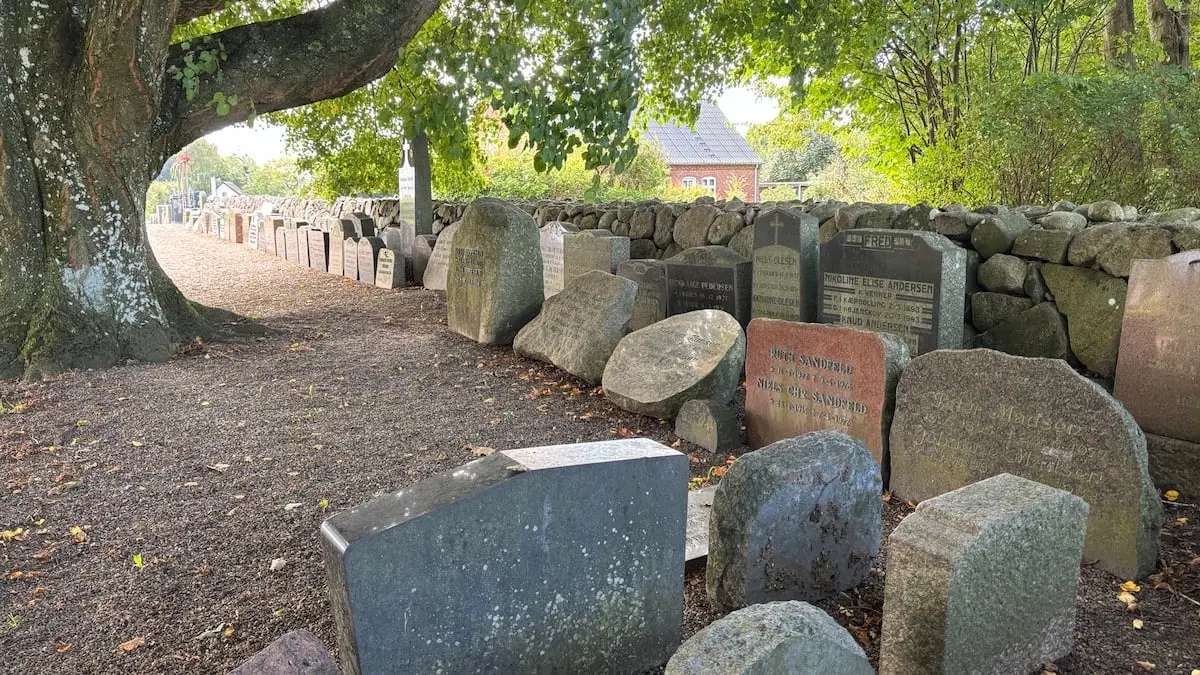 Menighedsråd vil bevare gamle gravsten, fordi ellers ville det 'være ligesom at slette historien'
