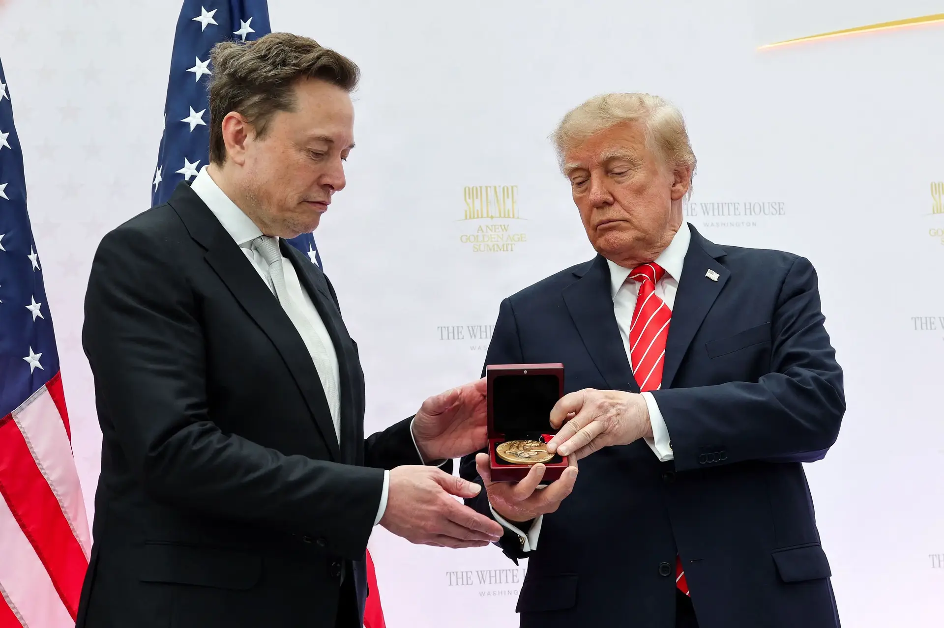 Trump giver Elon Musk prestigefyldt hædersbevisning