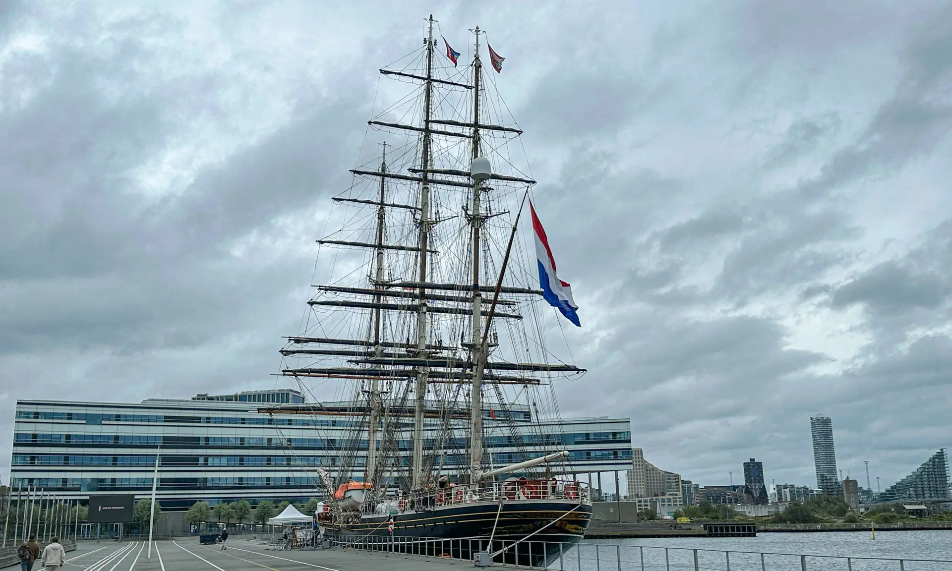 Sjældent besøg: Majestætisk sejlskib har lagt til kaj i Aarhus