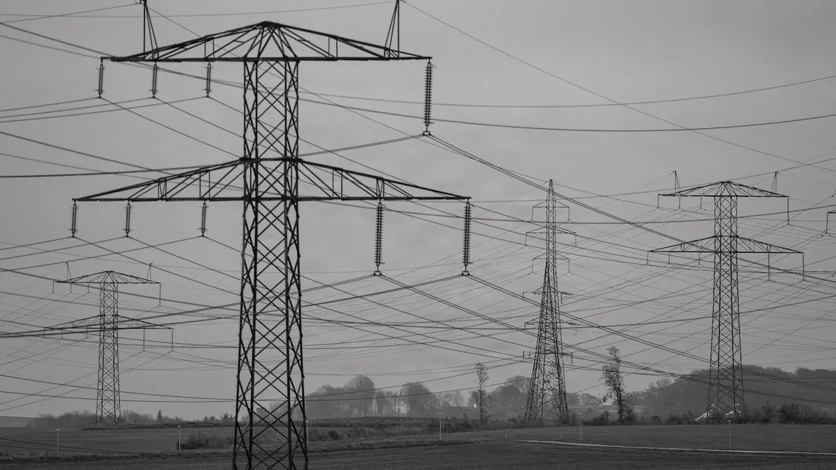 Regeringen vil forkorte tilladelsesprocesser til elnet landet over