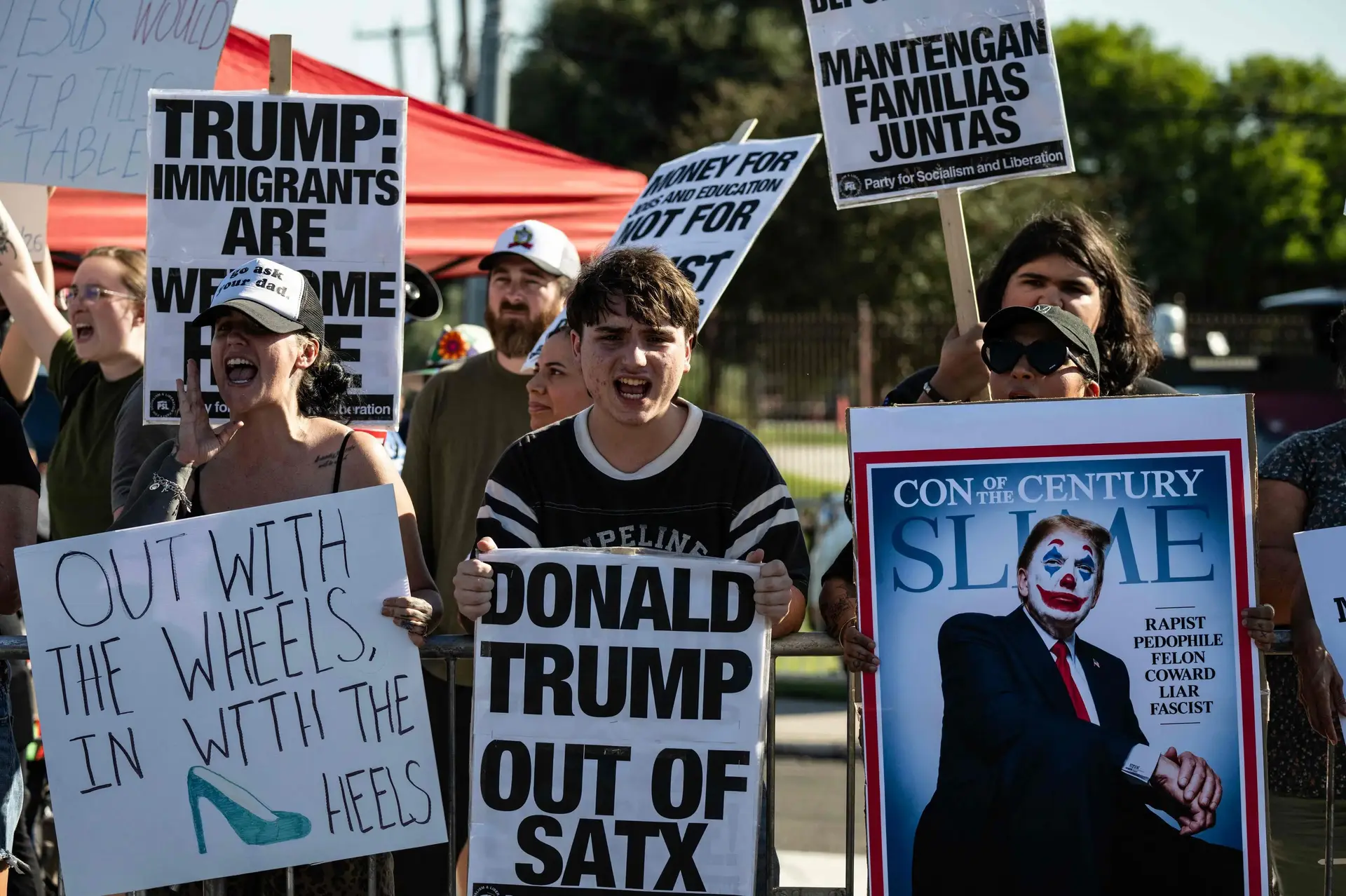 Demonstranter afbryder Trumps tale under vælgermøde i Texas