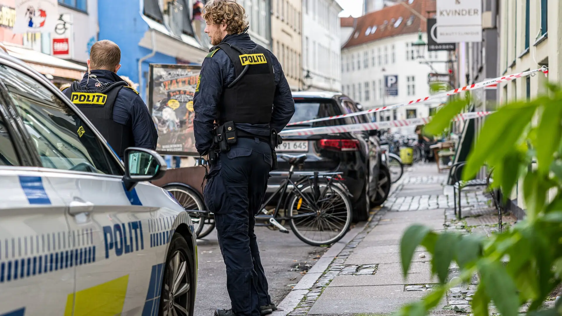 To personer ført væk i DNA-dragter i indre København