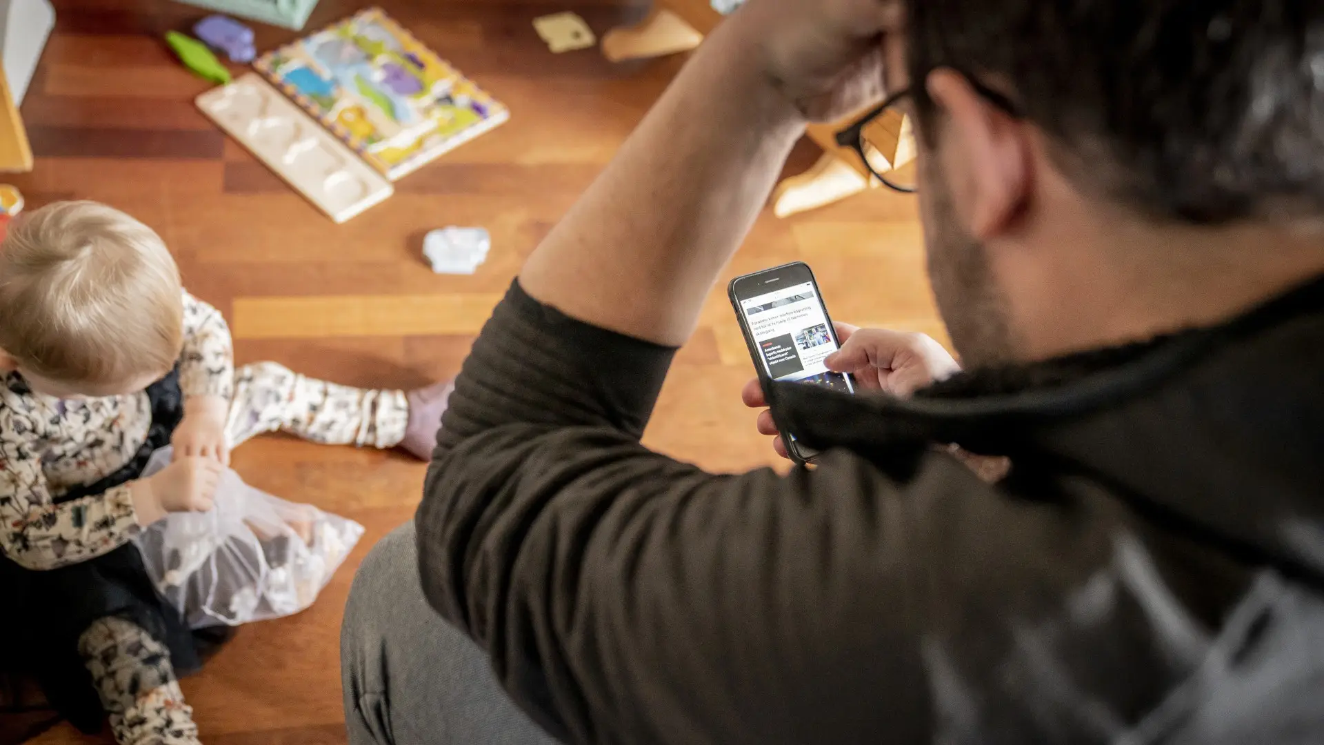 Forældre begår en synd, hver gang telefonen kommer frem, mener forfatter