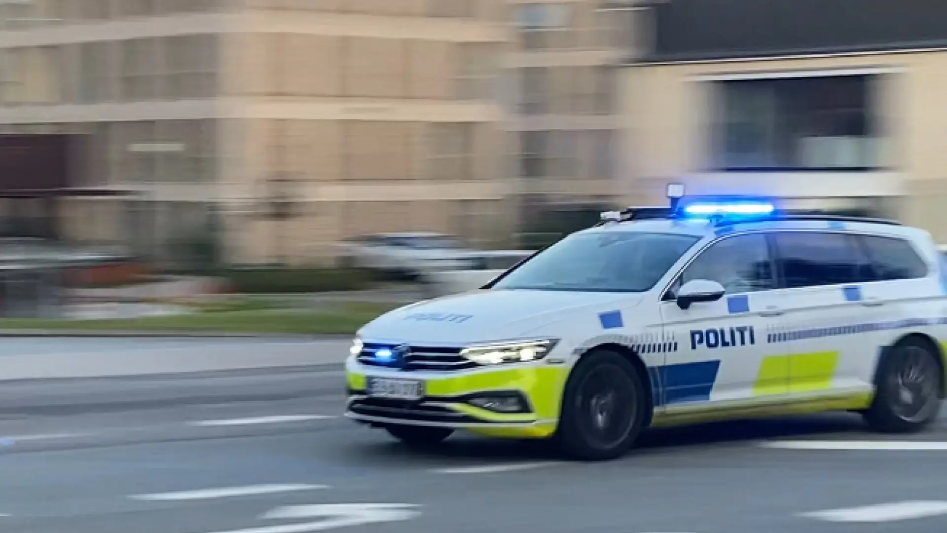 Ældre mand påkører p-vagt og flygter fra stedet