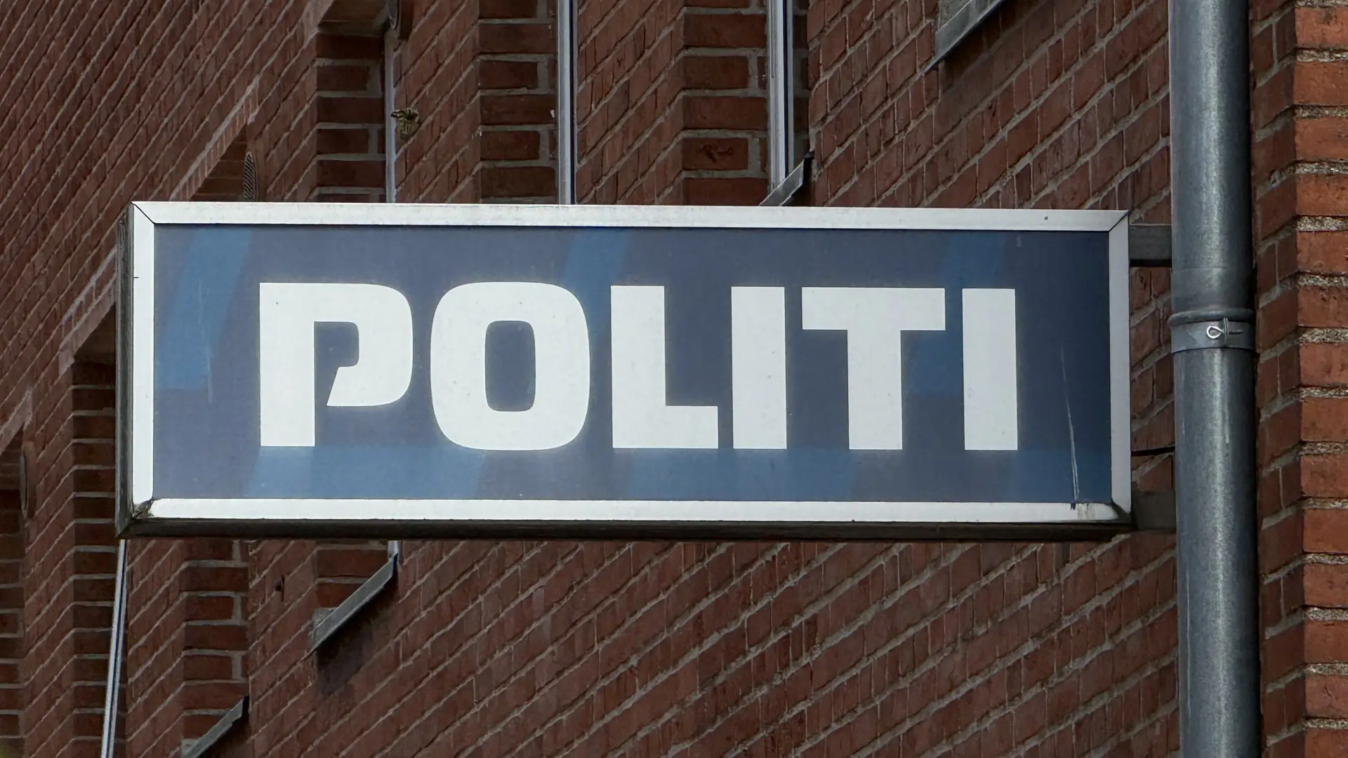 Stangstiv mand truede skoleklasse på legeplads