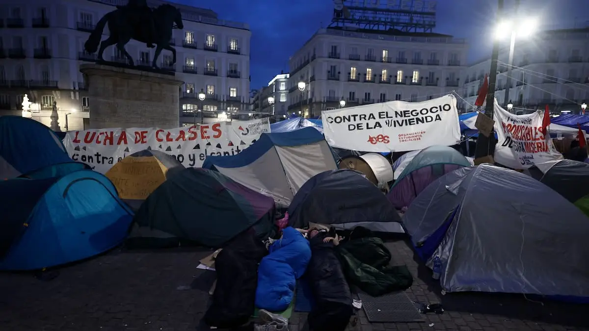 Spaniens regering prøver at imødekomme demonstranter med lyndekreter