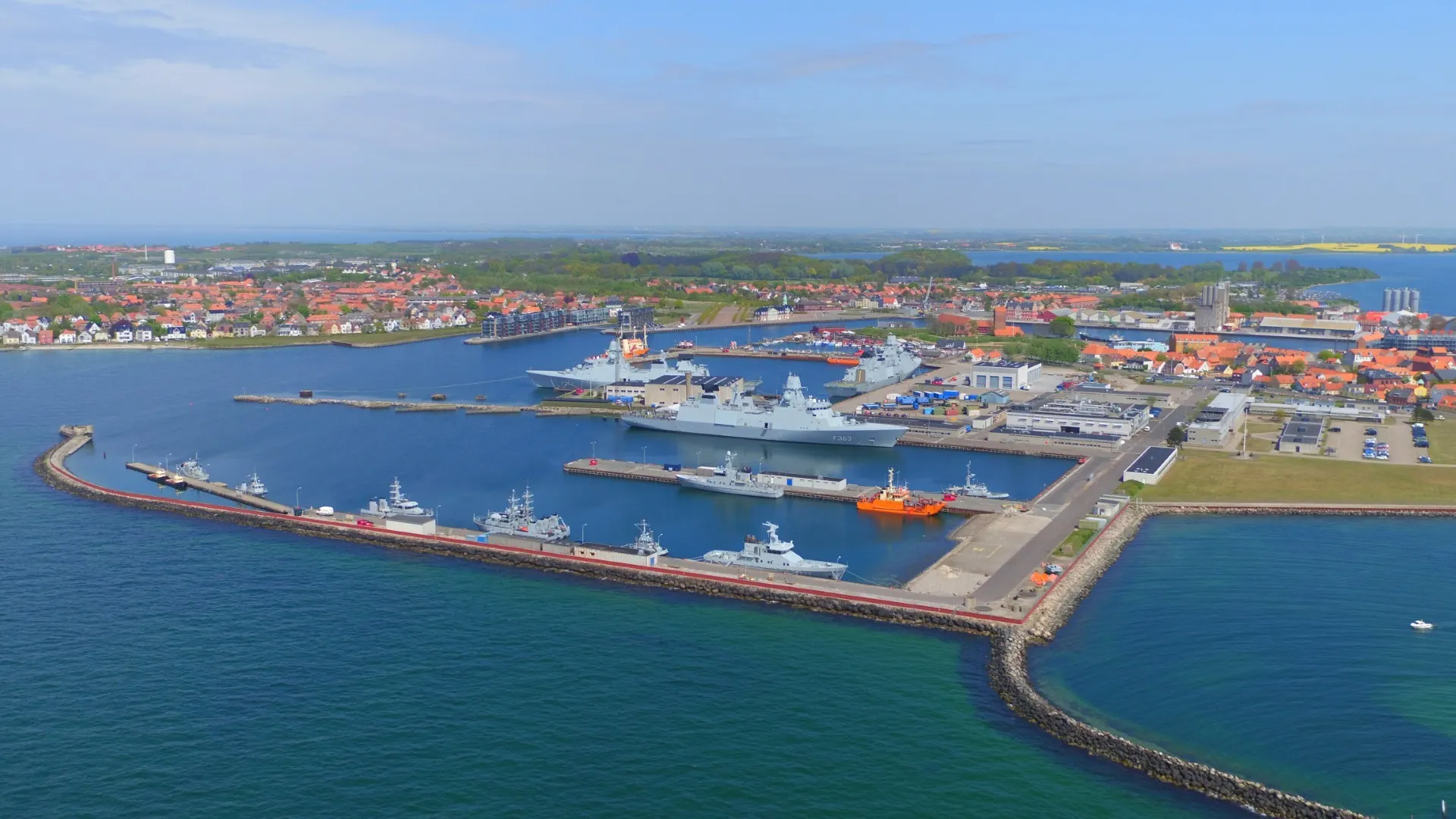 Værnepligtige flytter ind i pavilloner | TV2 ØST