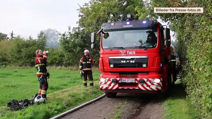 Video viser gård brænde ned til grunden