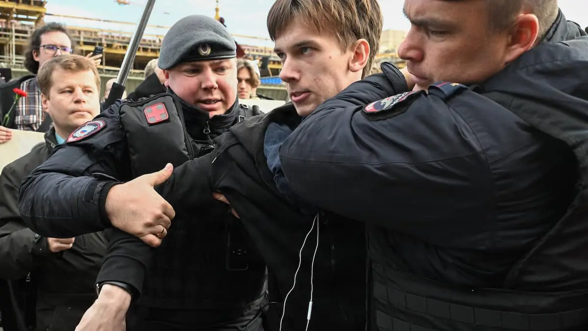 Protester ved mindemarch i Moskva endt i fængsel og bødestraf