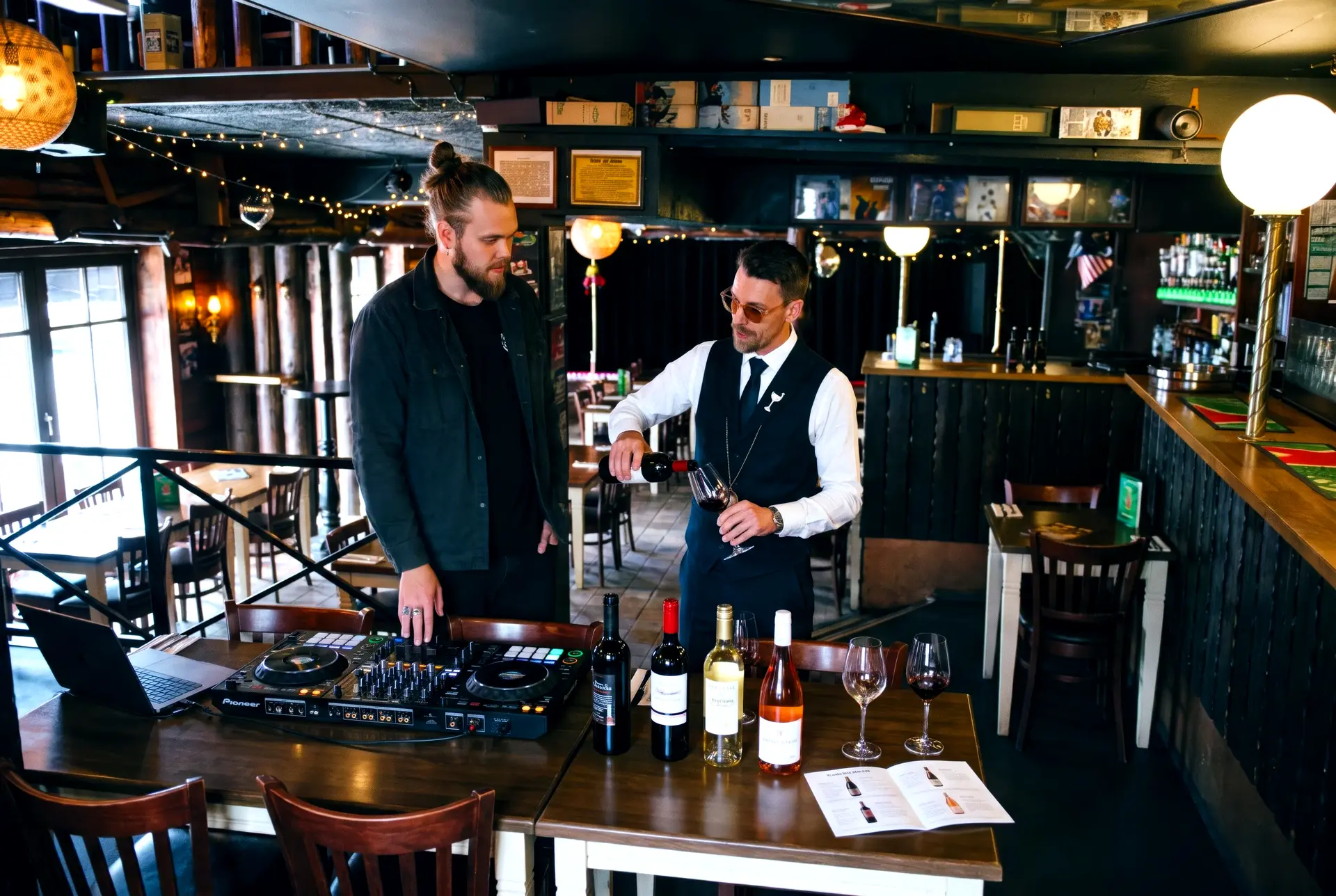 Kan man høre, hvordan vin smager?: Aalborg-café tager gæsterne med fra Barolo til Titanic