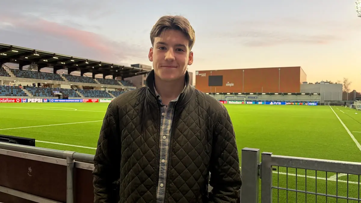 Med under en times varsel meldte Mads sig som frivillig til fodboldbrag