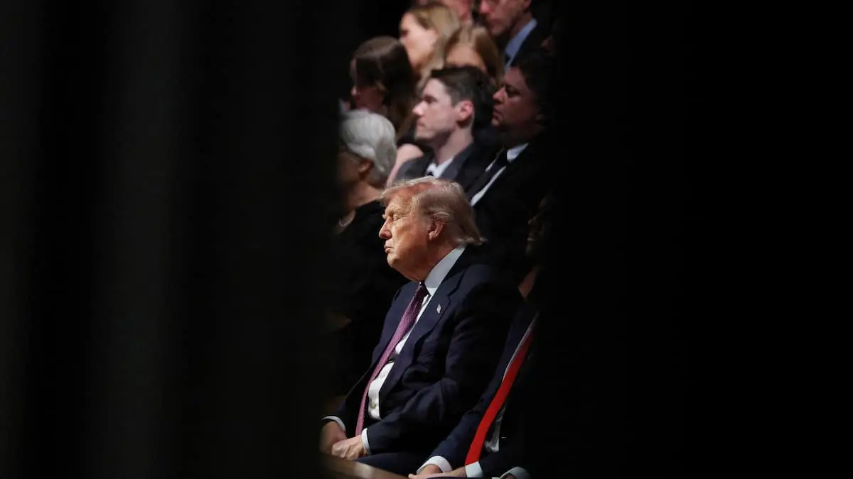 Faldt Trump i søvn under Lindsey Grahams begravelse? Det spørgsmål har sat kog i internettet