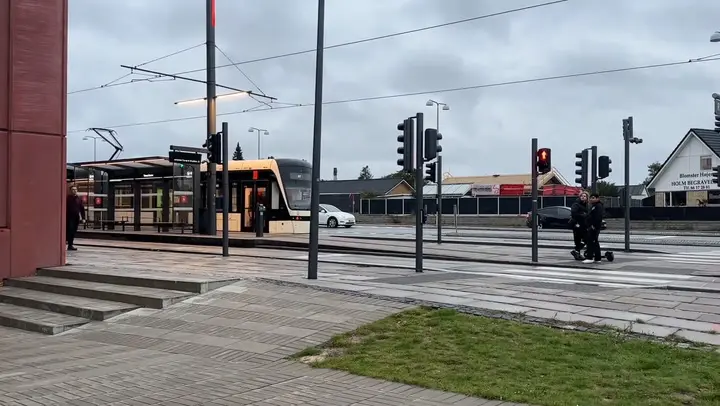 Nedbrudt bus spærrer letbanespor
