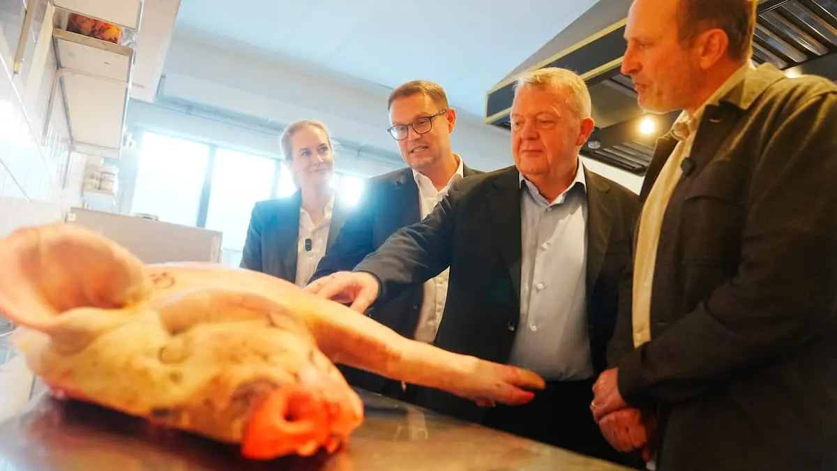 Danske svin rejser mere end diplomater, siger Løkke