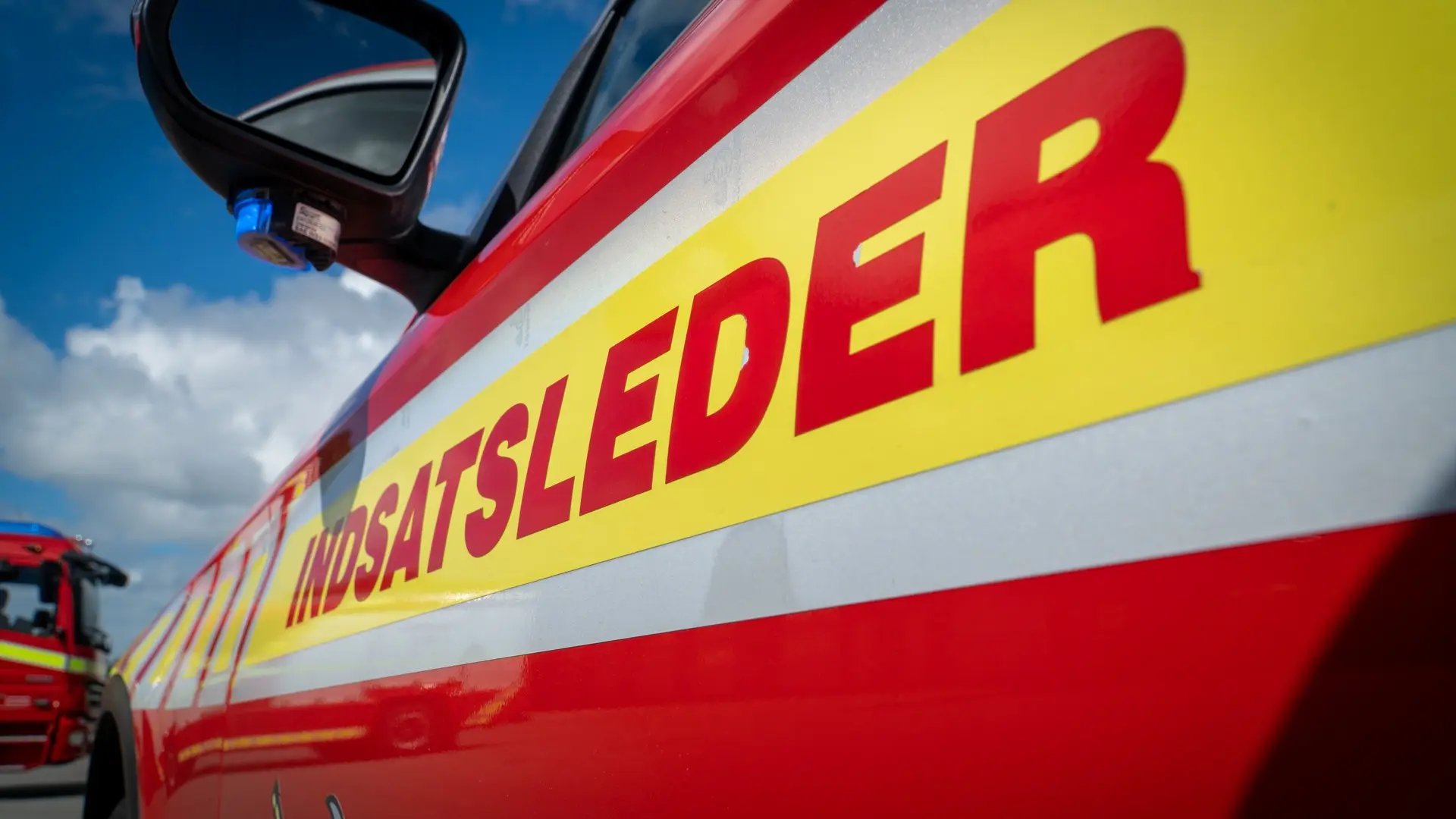 En person anholdt efter brand i etageejendom
