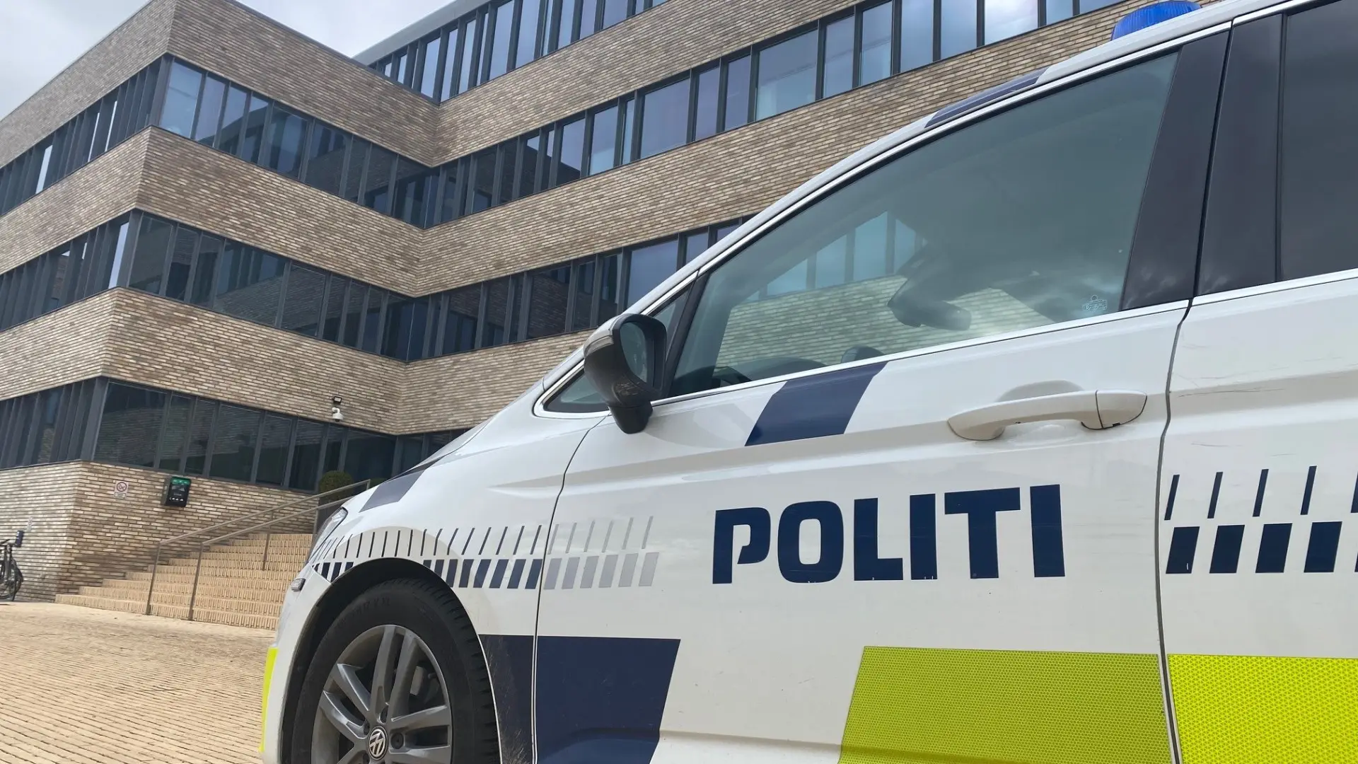 28-årig kvinde bed betjent - nu er hun sigtet for tre ting