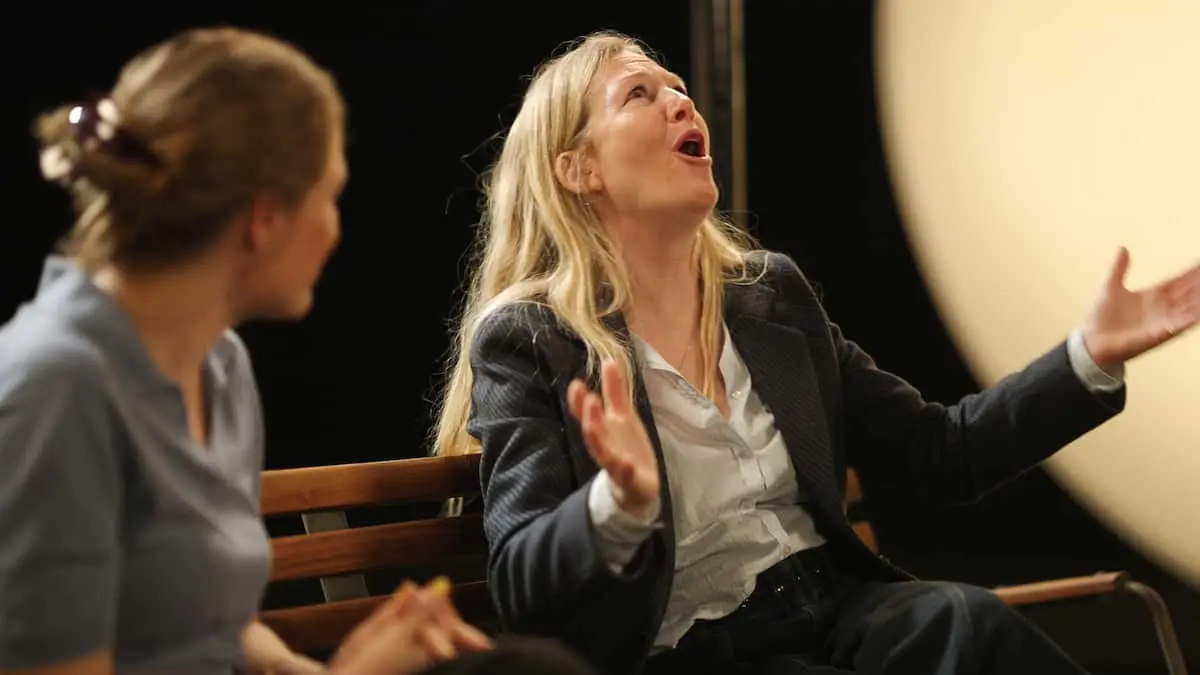 Rødmen sad helt ude i håret, da Anne-Grethe Bjarup Riis blev fanget i en løgn