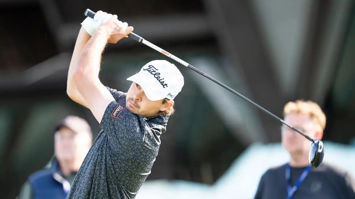 Dansker blander sig i toppen i spansk golfturnering