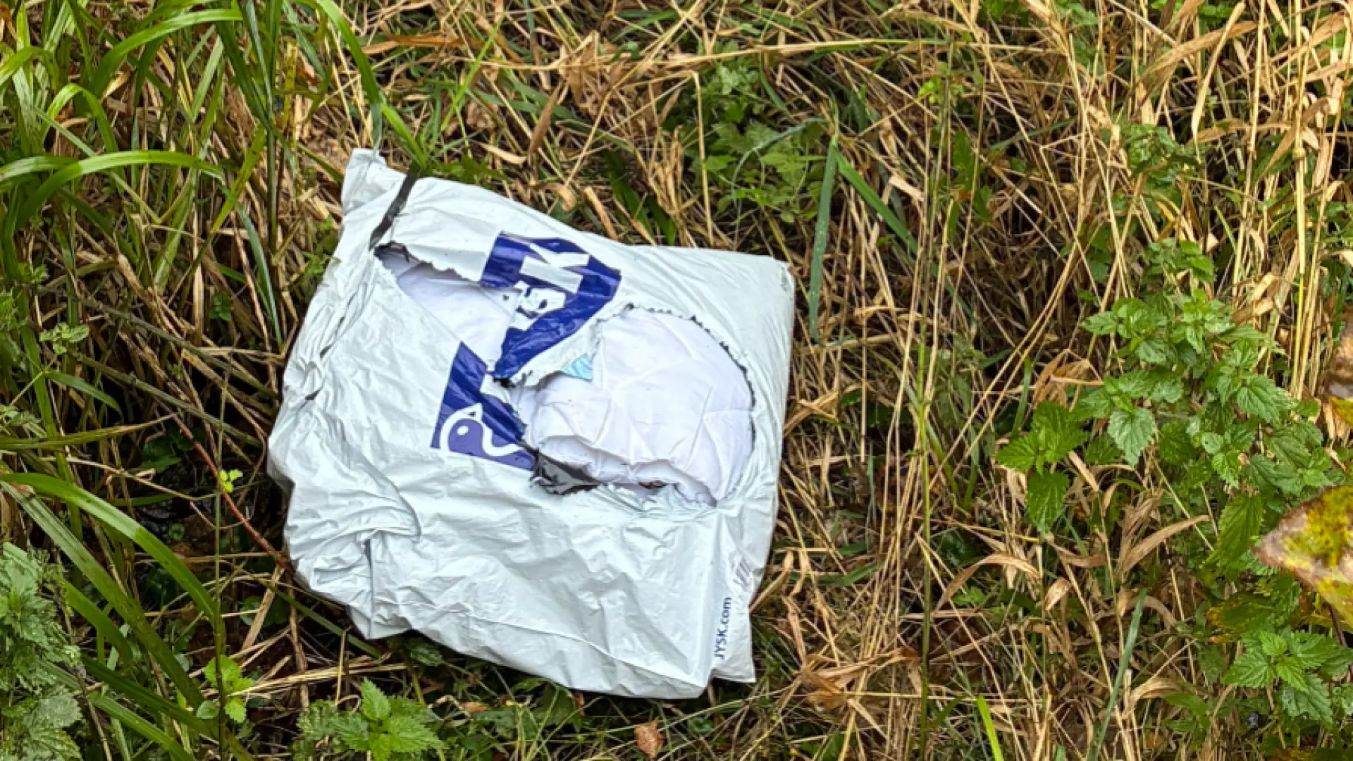 Fragtfirma undersøger sag om kastet pakke