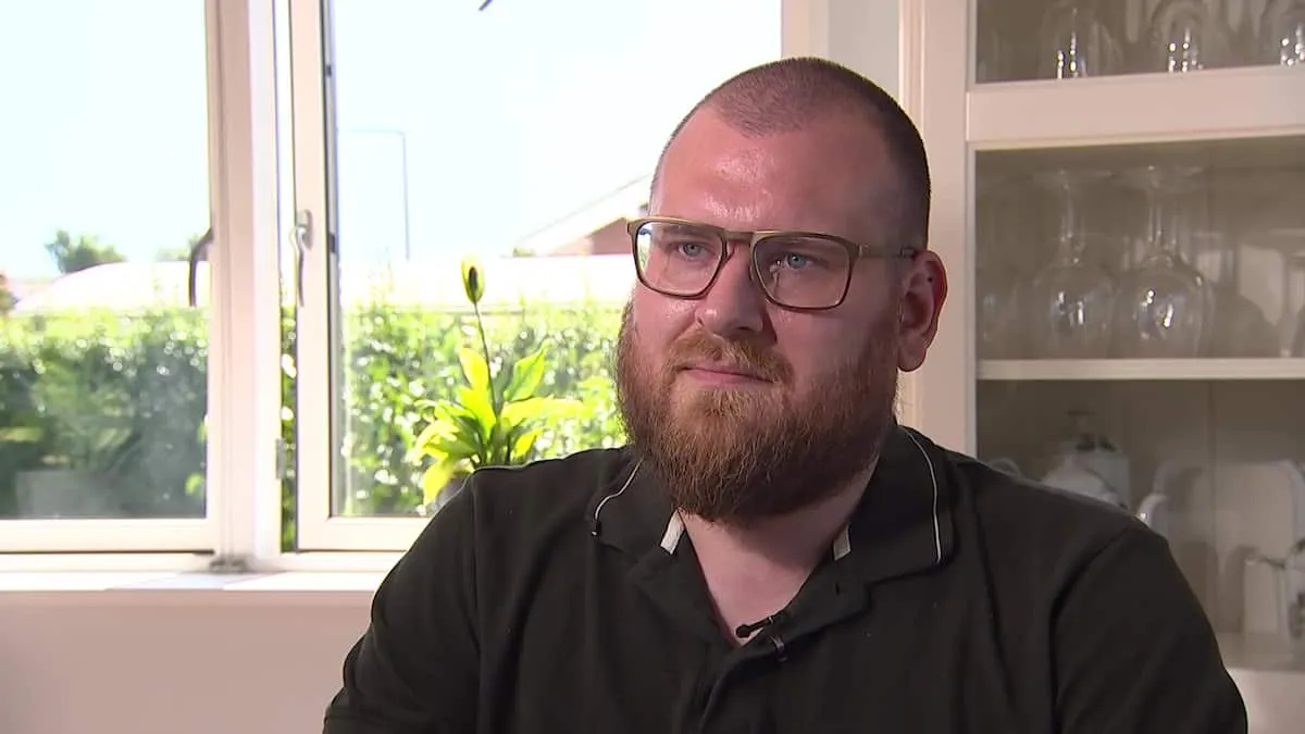 Alexander oplevede skudepisode i Nørresundby på tætteste hold: Satte sig ind i politibil og kørte såret betjent væk fra skyderi | Indland | DR