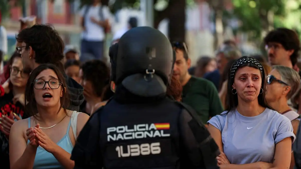Store protester i Spanien, efter 87-årig kvinde i kørestol er blevet smidt på gaden