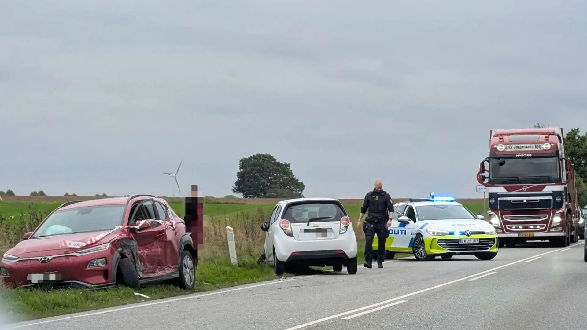 Foto viser smadret bil efter uheld på hovedvej