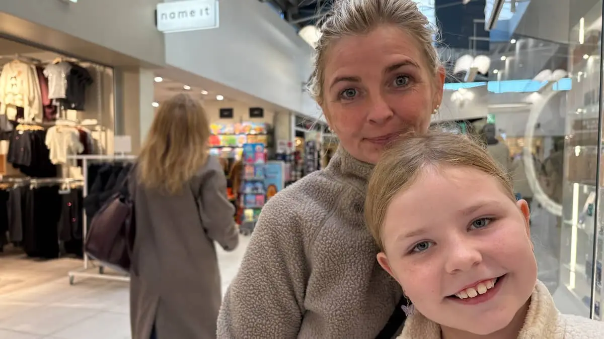 Samlekort til julekalendere på både DR og TV 2 deler vandene blandt forældre: 'Det bliver en udfordring at handle i flere butikker'