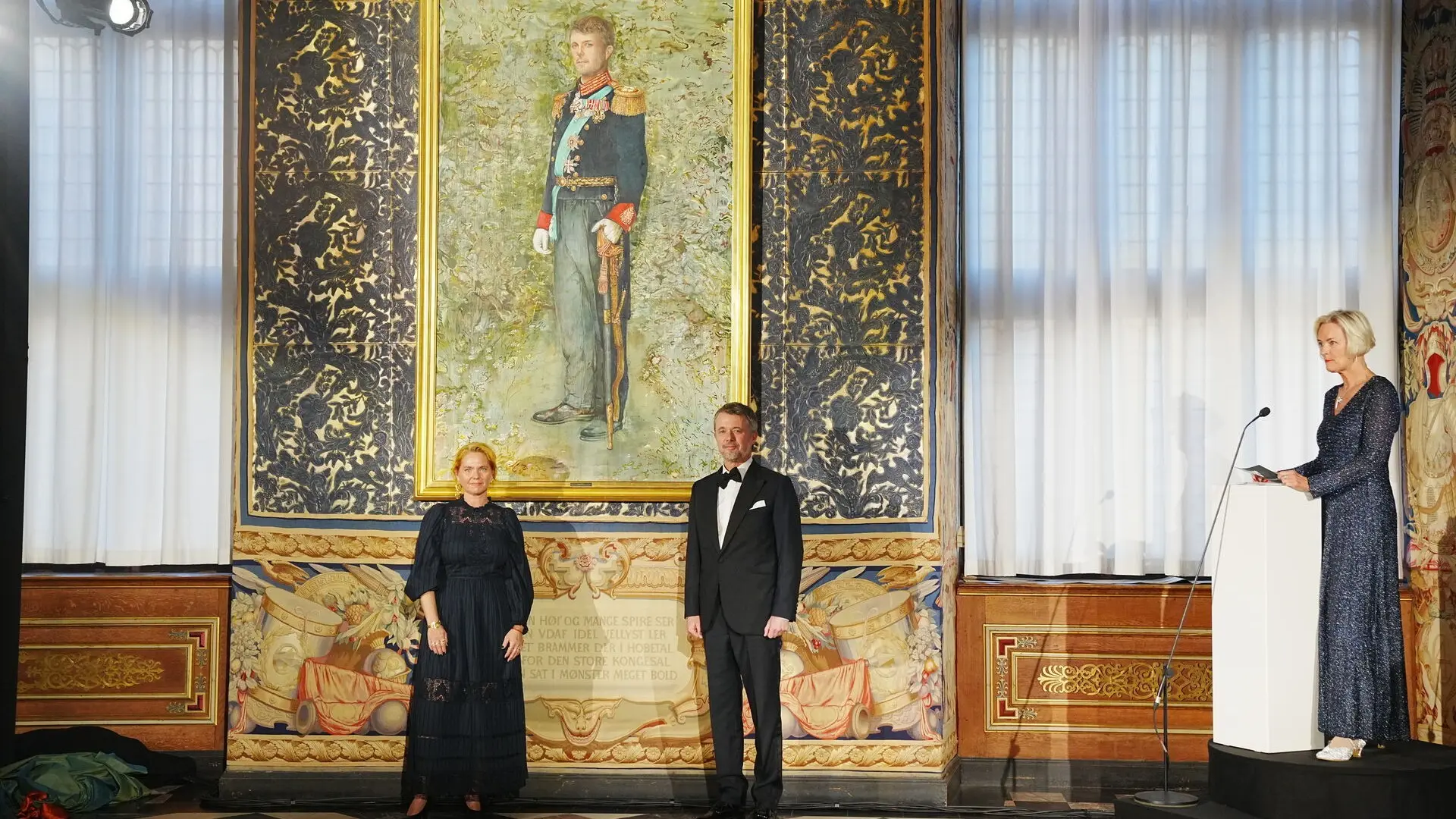 Kong Frederik har selv malet blomster på nyt portræt
