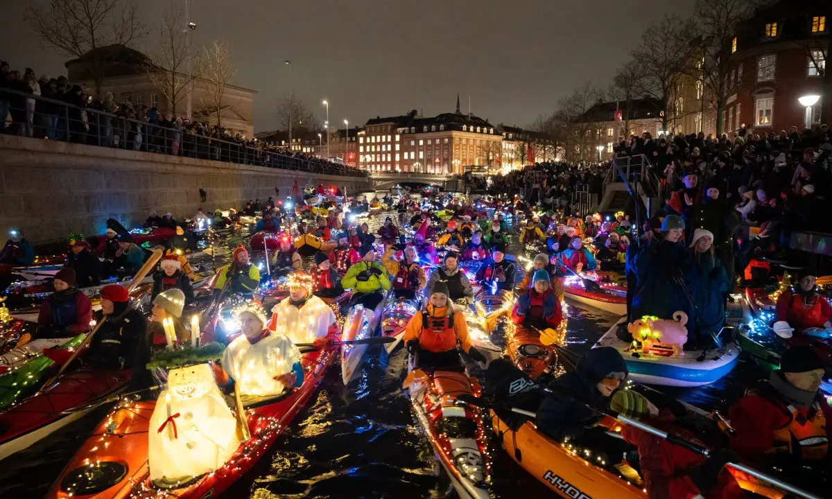 Julens must-see: Hundredvis af kajakker sejler gennem København i smukt luciaoptog