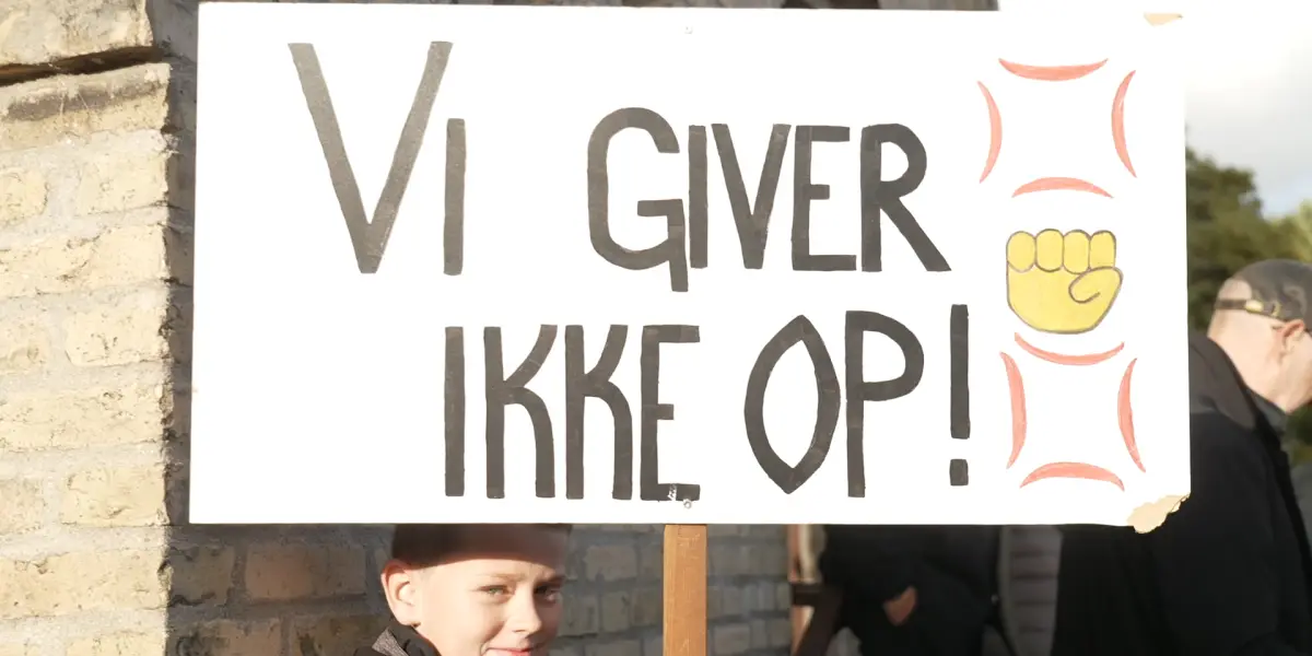 Borgmester buhet ind på talerstolen under højspændt demonstration